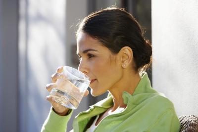 uống nước nhiều cải thiện chứng khô mắt 